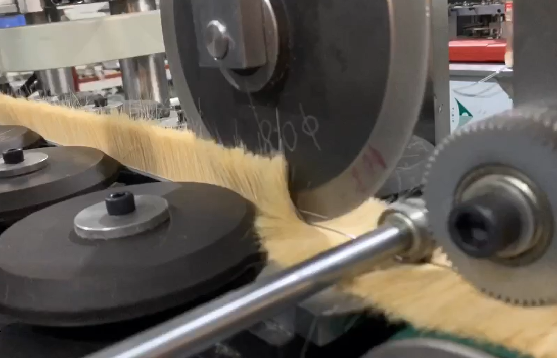 Strip brush machine with Automatic goat hair feeding system